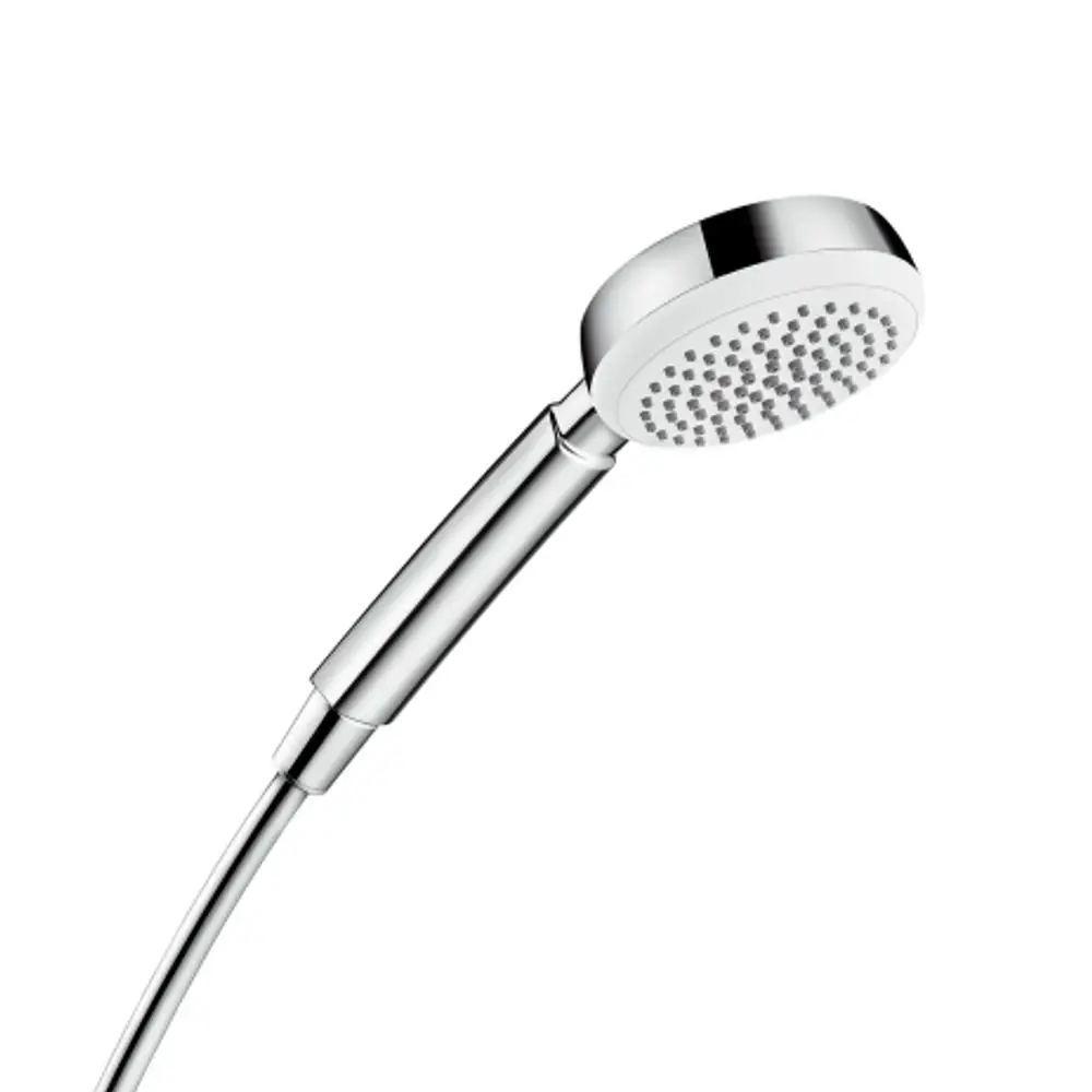 Hansgrohe Handbrause mit runder Kopfpartie und mehreren Düsen für Wasserstrahl, montiert an einem flexiblen Schlauch, in chromfarbener Ausführung.